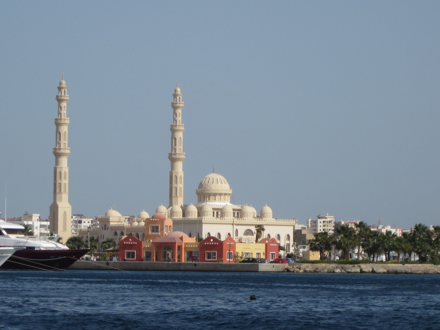 Yachthafen und Aldahaar Moschee. Hurghada (Ägypten)